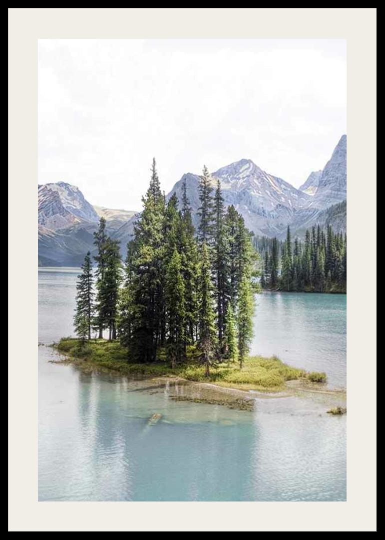 Fotografía de un bosque de abetos en una pequeña isla en un lago azul claro con montañas.-12
