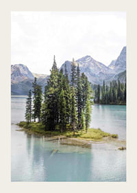 Fotografia di una foresta di abeti rossi su una piccola isola in un lago azzurro e limpido con montagne-3