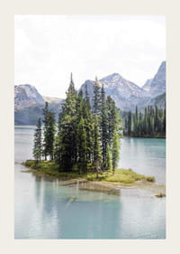 Fotografía de un bosque de abetos en una pequeña isla en un lago azul claro con montañas.-3