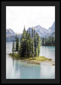 Fotografía de un bosque de abetos en una pequeña isla en un lago azul claro con montañas.-4