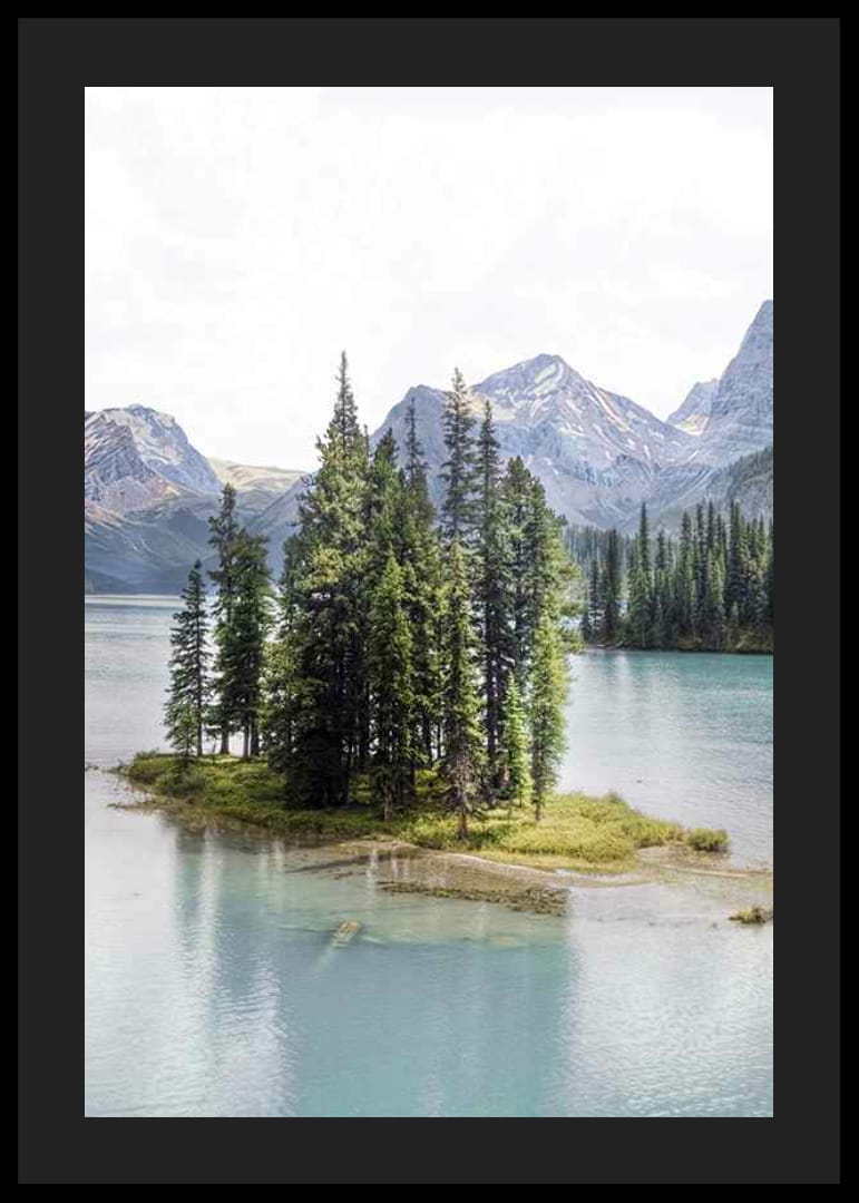 Fotografía de un bosque de abetos en una pequeña isla en un lago azul claro con montañas.-12