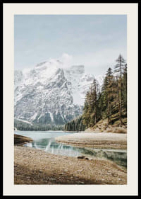 Hófödte hegyek és tükörsima tó fotója erdő mellett-2