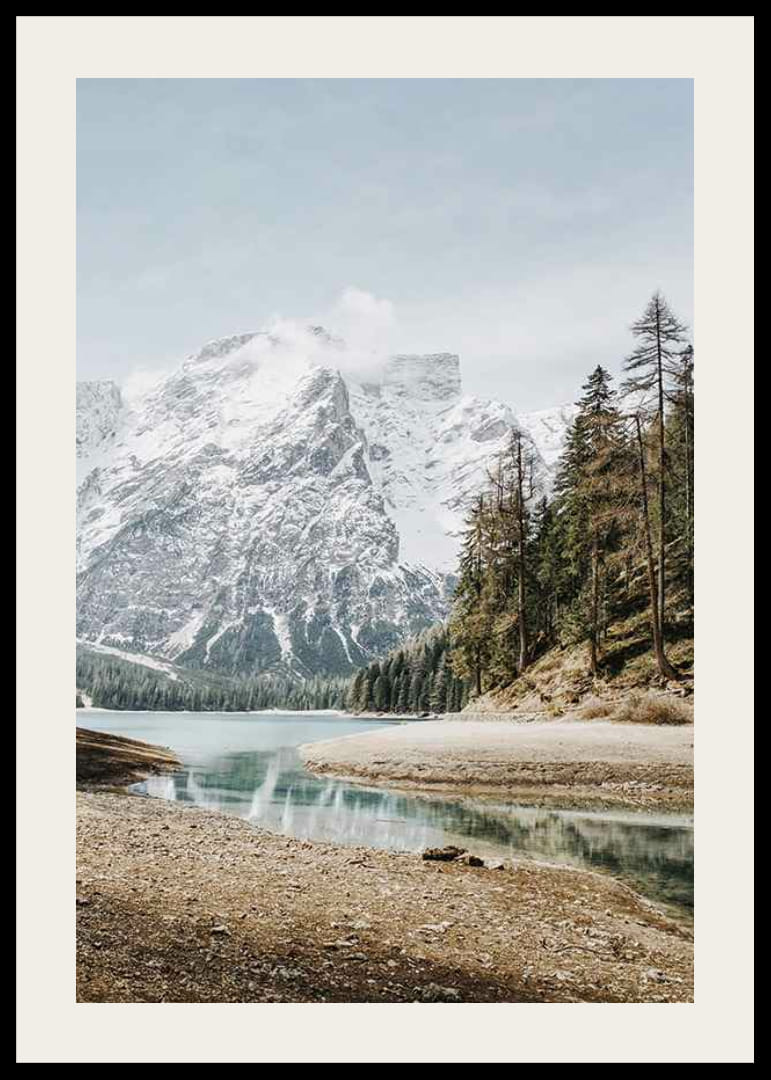 Hófödte hegyek és tükörsima tó fotója erdő mellett-12