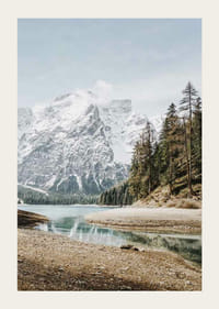 Hófödte hegyek és tükörsima tó fotója erdő mellett-3