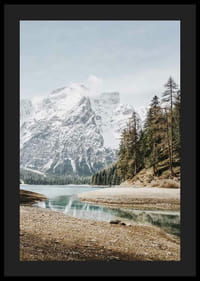 Hófödte hegyek és tükörsima tó fotója erdő mellett-4