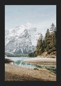 Hófödte hegyek és tükörsima tó fotója erdő mellett-5