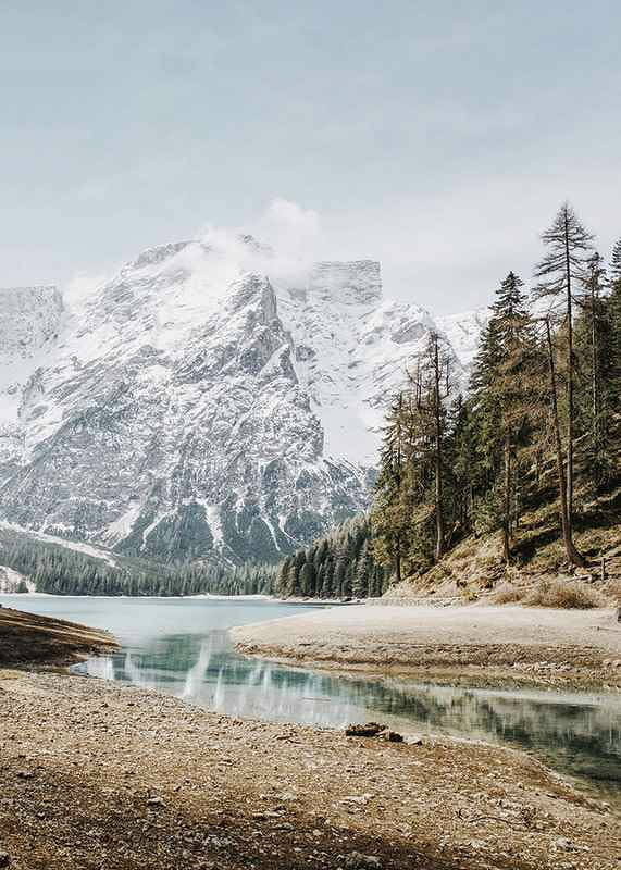Fotografi av snötäckta berg och spegelblank sjö vid skog-12