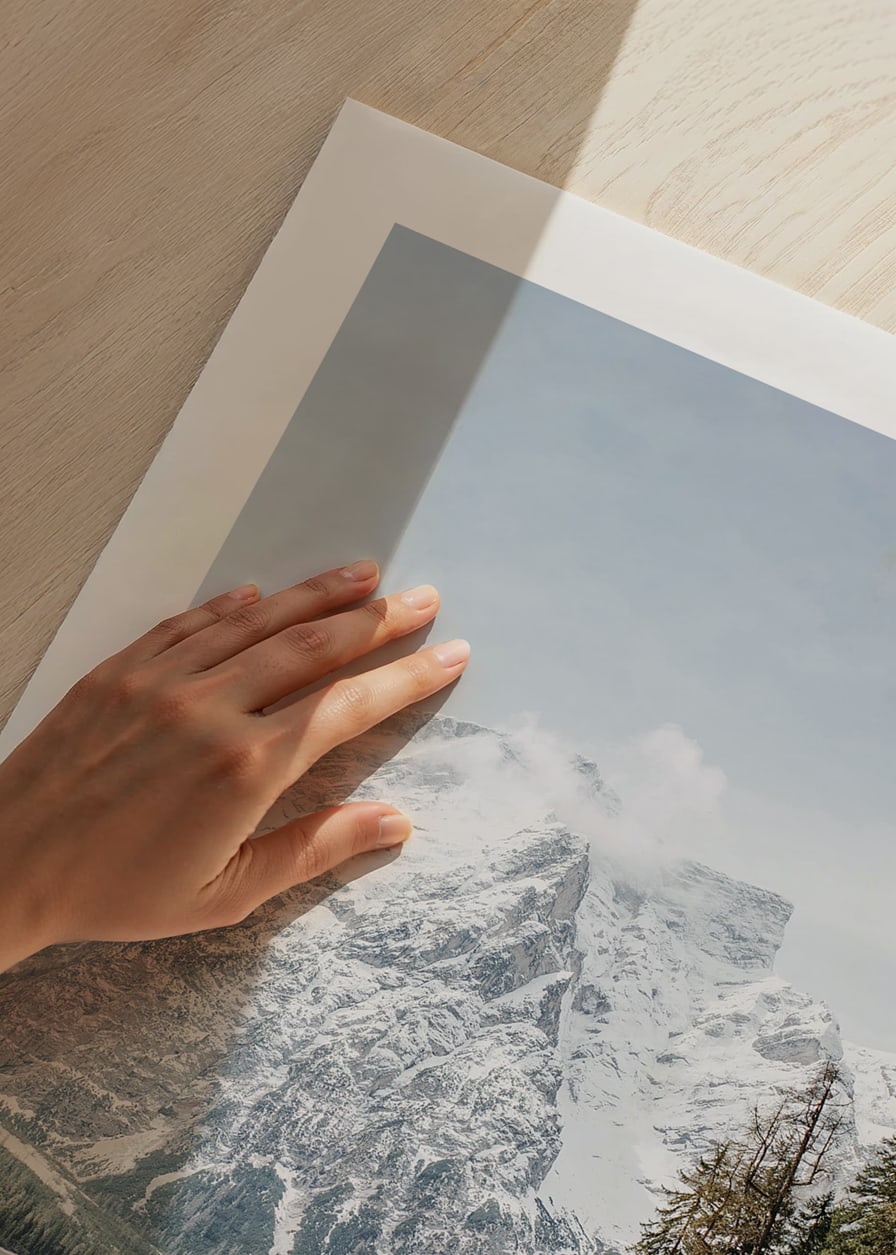 Fotografi av snötäckta berg och spegelblank sjö vid skog-12