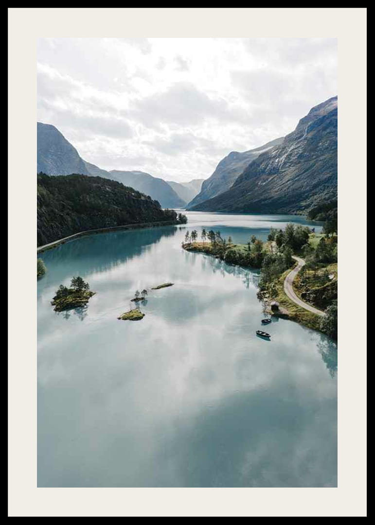 Fotografische Landschaft mit türkisfarbenem Gletschersee und Bergen-12
