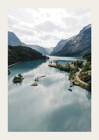 Fotografische Landschaft mit türkisfarbenem Gletschersee und Bergen-3