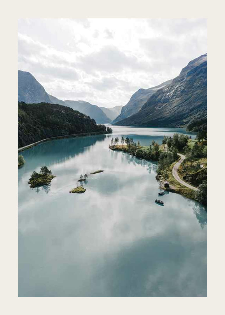 Fotografische Landschaft mit türkisfarbenem Gletschersee und Bergen-12