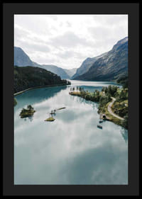 Fotografische Landschaft mit türkisfarbenem Gletschersee und Bergen-4