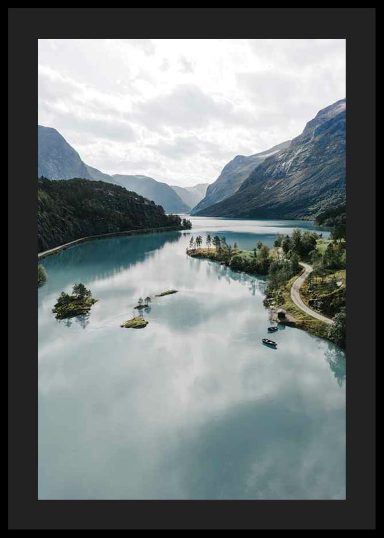Fotografische Landschaft mit türkisfarbenem Gletschersee und Bergen-12