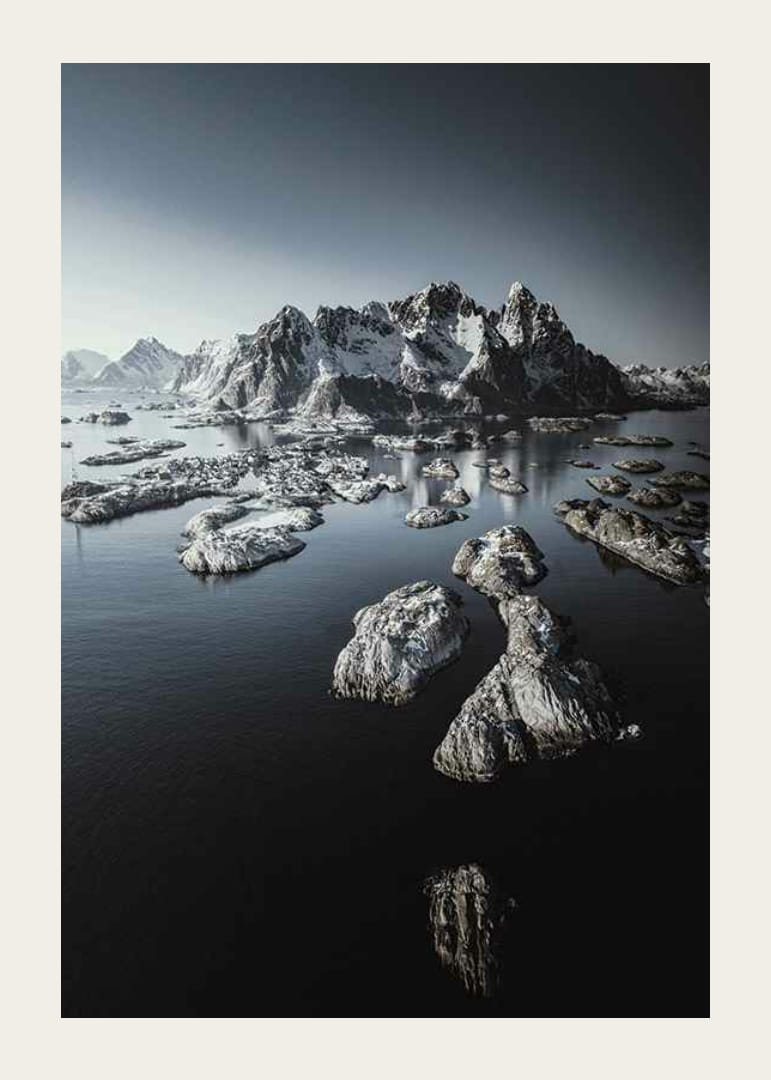 Foto van met sneeuw bedekte bergen en kleine eilanden op een donkere zee-12