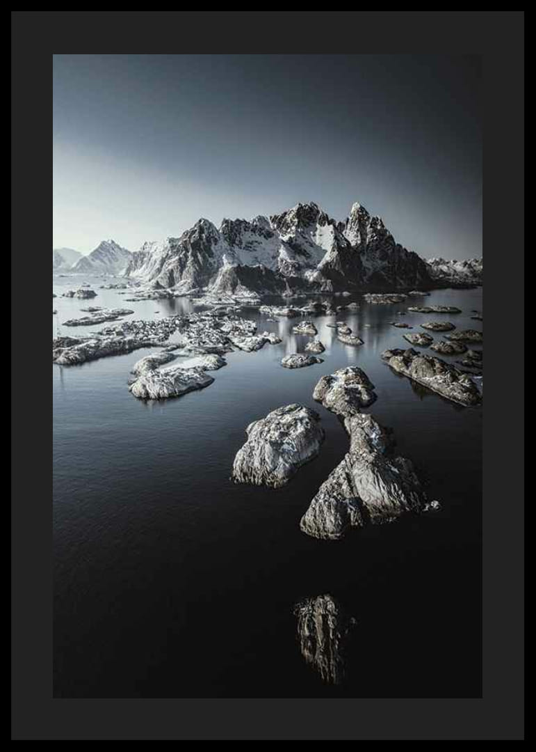 Foto van met sneeuw bedekte bergen en kleine eilanden op een donkere zee-12