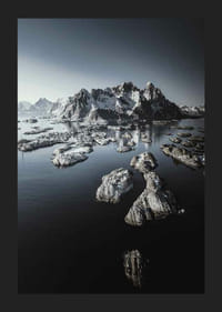 Foto van met sneeuw bedekte bergen en kleine eilanden op een donkere zee-5