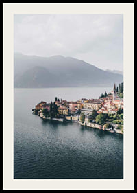 Foto von Bellagio am Comer See mit bunten Häusern und Bergen im Hintergrund-2