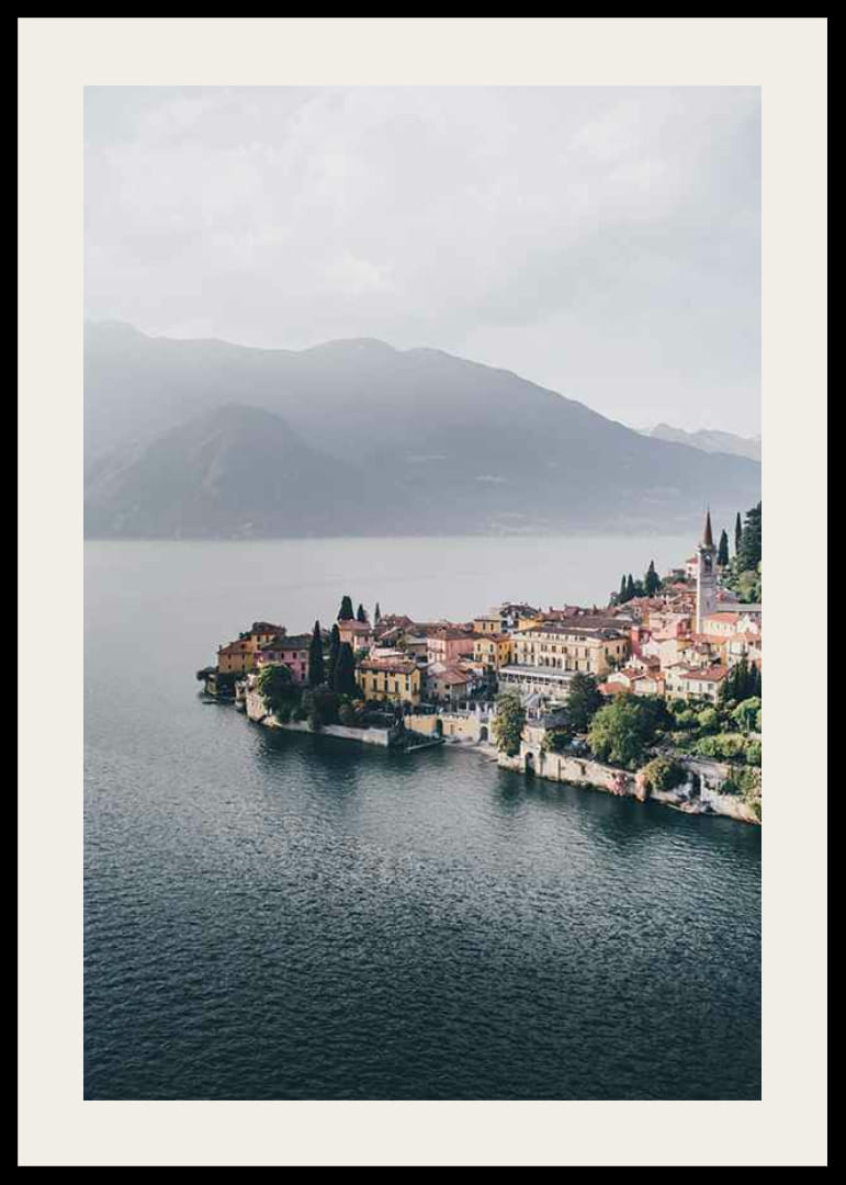 Fotografi av Bellagio vid Comosjön med färgade hus och berg i bakgrunden-12