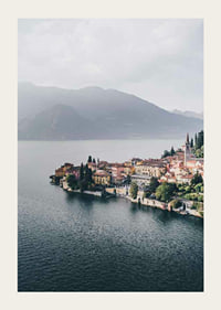Foto von Bellagio am Comer See mit bunten Häusern und Bergen im Hintergrund-3