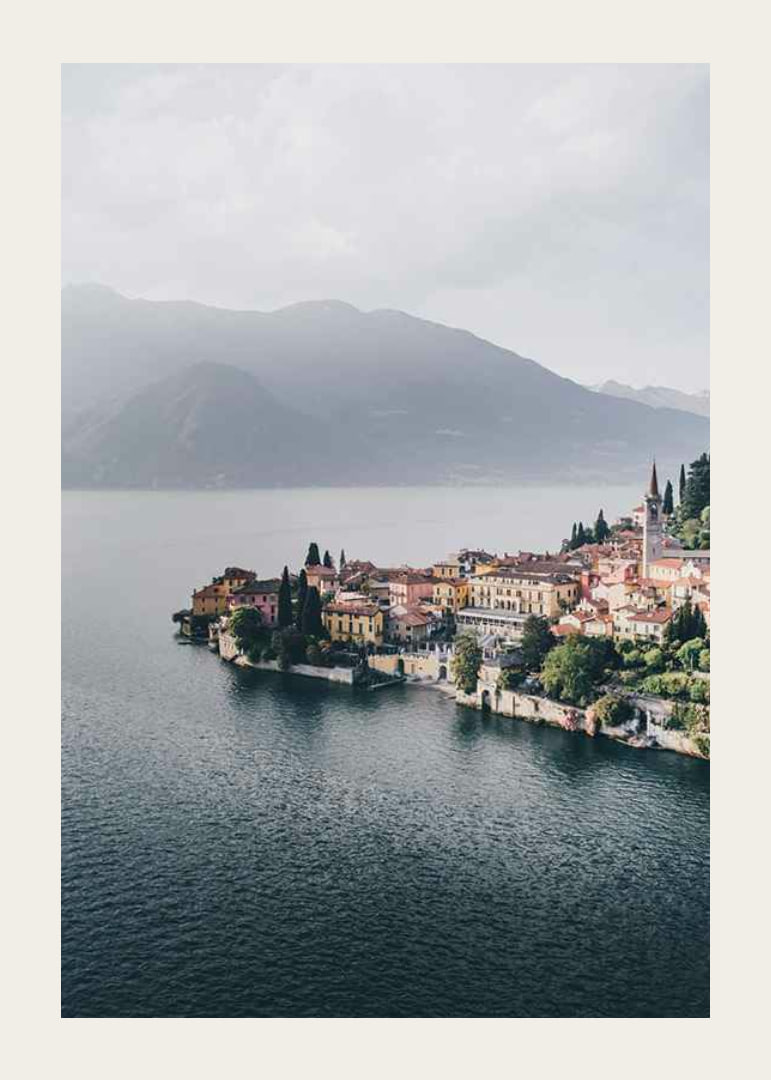 Foto von Bellagio am Comer See mit bunten Häusern und Bergen im Hintergrund-12