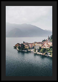 Foto von Bellagio am Comer See mit bunten Häusern und Bergen im Hintergrund-4