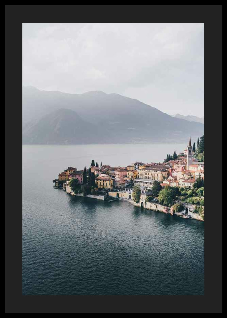 Foto von Bellagio am Comer See mit bunten Häusern und Bergen im Hintergrund-12