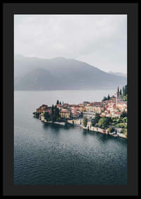 Fotografi av Bellagio vid Comosjön med färgade hus och berg i bakgrunden-4