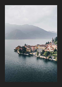 Foto von Bellagio am Comer See mit bunten Häusern und Bergen im Hintergrund-5