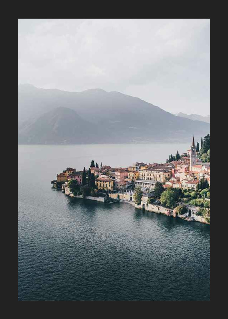 Foto von Bellagio am Comer See mit bunten Häusern und Bergen im Hintergrund-12