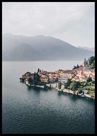 Foto von Bellagio am Comer See mit bunten Häusern und Bergen im Hintergrund-6