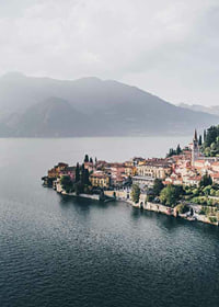 Foto von Bellagio am Comer See mit bunten Häusern und Bergen im Hintergrund-7
