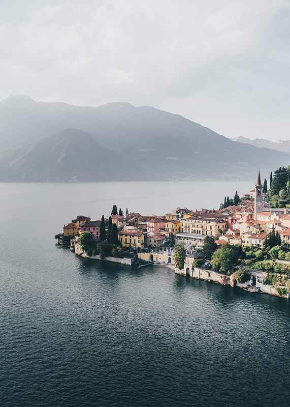 Foto von Bellagio am Comer See mit bunten Häusern und Bergen im Hintergrund-12
