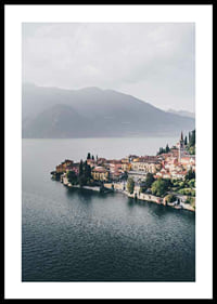 Foto von Bellagio am Comer See mit bunten Häusern und Bergen im Hintergrund-0