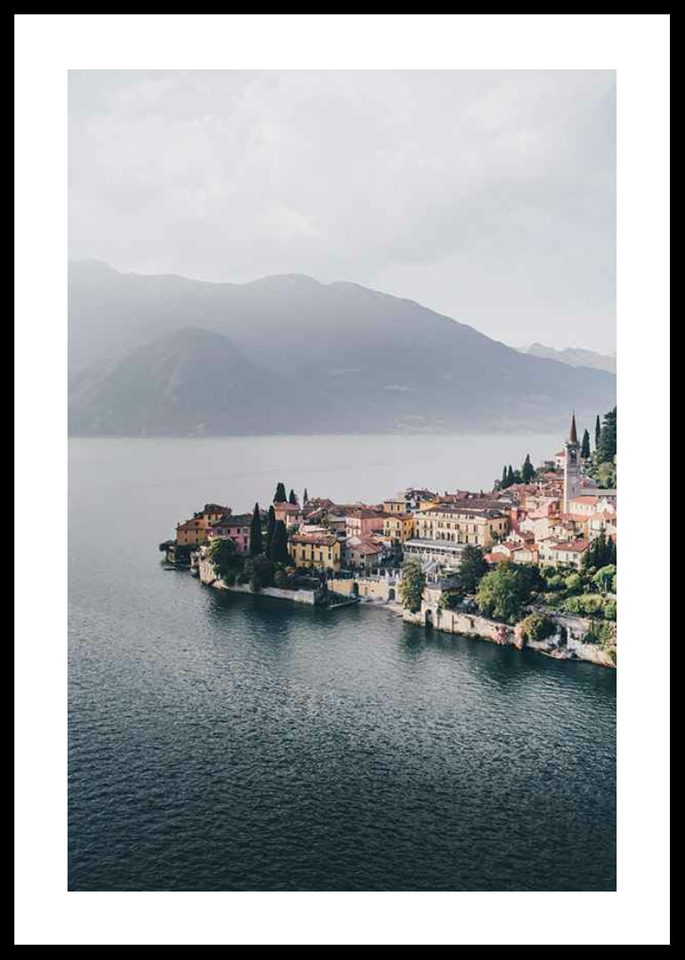 Foto von Bellagio am Comer See mit bunten Häusern und Bergen im Hintergrund-12