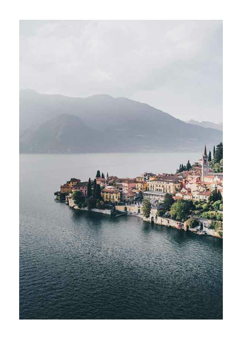 Foto von Bellagio am Comer See mit bunten Häusern und Bergen im Hintergrund-12