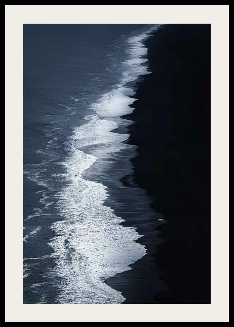 Luftfoto af sort sandstrand og bølger ved Island-12