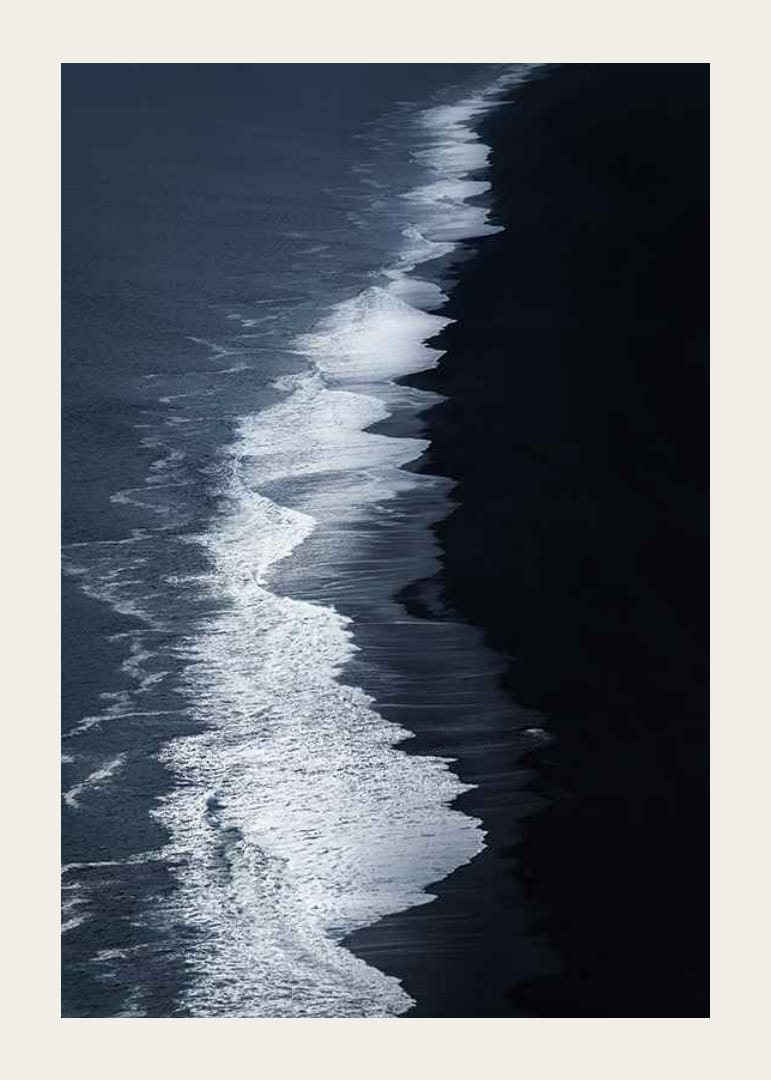 Luftfoto af sort sandstrand og bølger ved Island-12