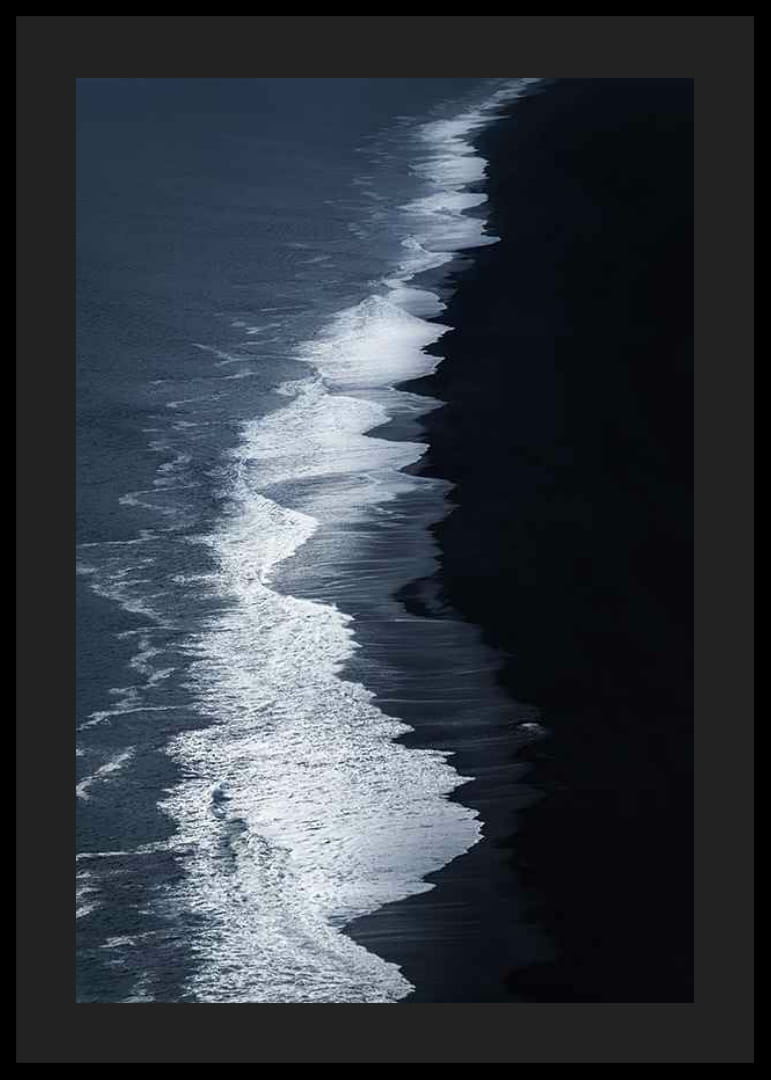 Luftfoto af sort sandstrand og bølger ved Island-12
