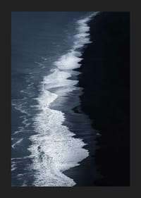 Luftfoto af sort sandstrand og bølger ved Island-5