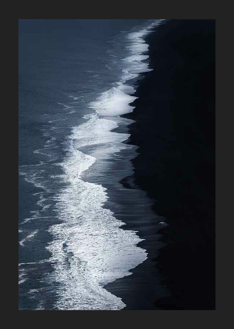 Luftfoto af sort sandstrand og bølger ved Island-12