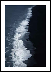 Luftfoto af sort sandstrand og bølger ved Island-0