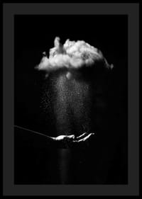 Svartvit fotokonst med hand under regnande moln-0