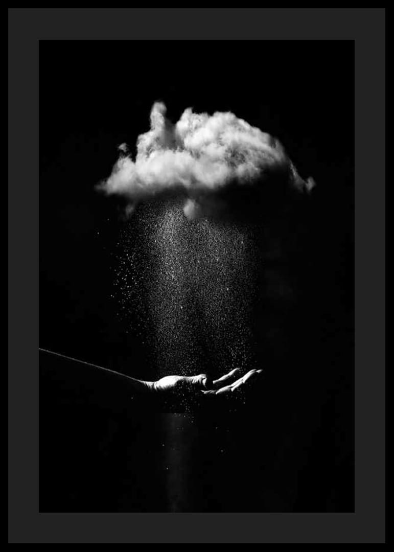 Svartvit fotokonst med hand under regnande moln-12