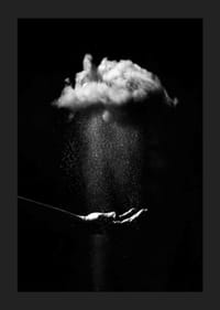 Svartvit fotokonst med hand under regnande moln-1