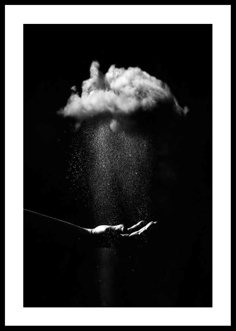 Svartvit fotokonst med hand under regnande moln-12