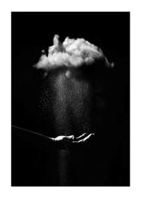 Svartvit fotokonst med hand under regnande moln-3