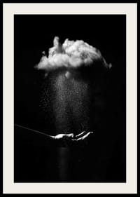 Svartvit fotokonst med hand under regnande moln-4