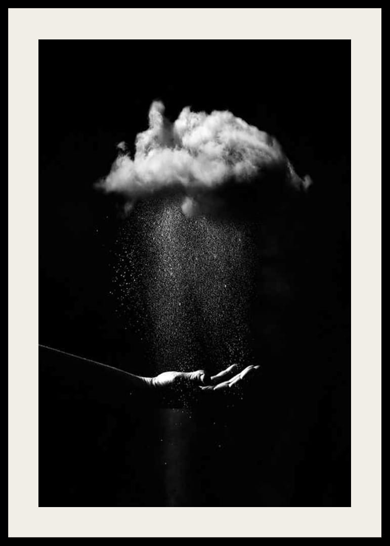 Svartvit fotokonst med hand under regnande moln-12