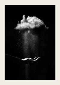 Svartvit fotokonst med hand under regnande moln-5