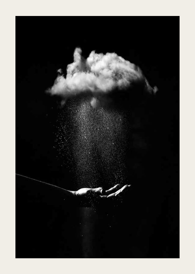 Svartvit fotokonst med hand under regnande moln-12